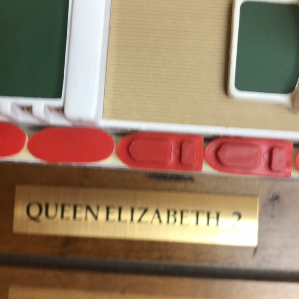 Vintage Ship Model QE 2 - Picture 6 of 6